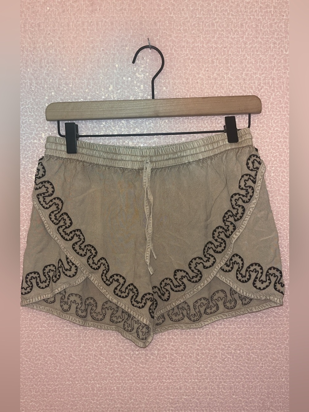 High-Waist Taupe Women's Shorts with Black Scallop Embroidery